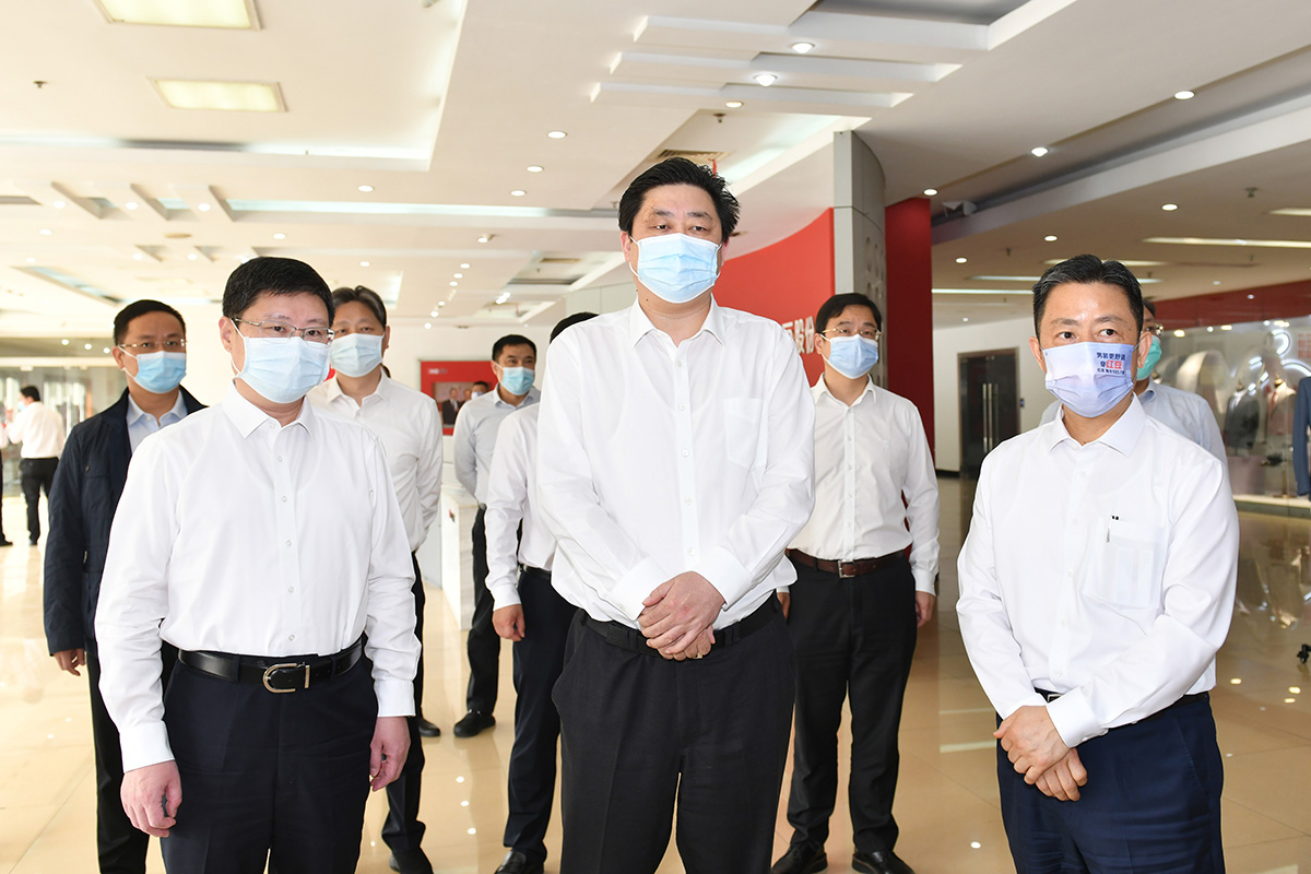 4月12日，無錫市市長趙建軍帶隊深入紅豆集團，專題調(diào)研疫情防控和復工復產(chǎn)工作。