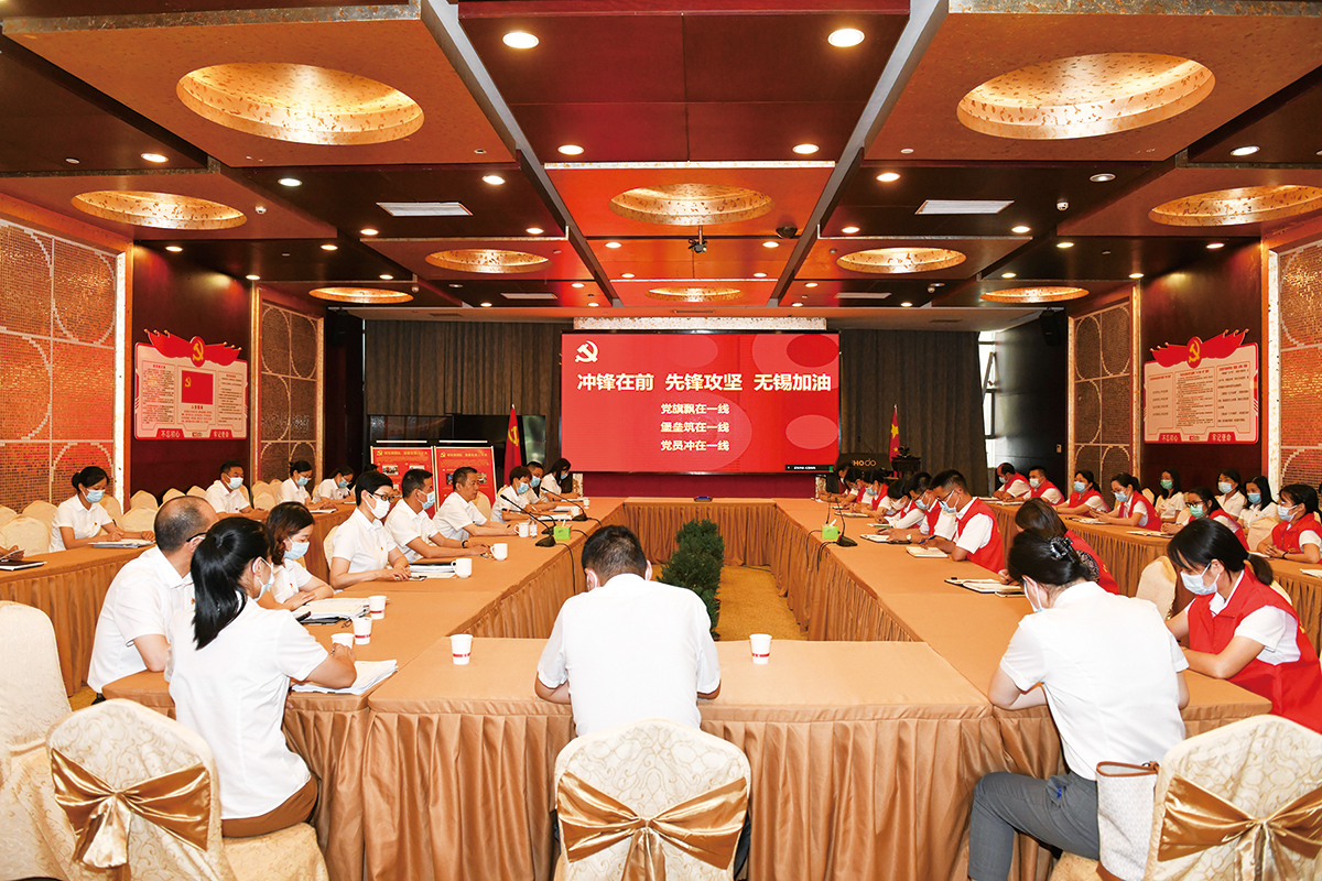 7月4日，紅豆集團黨委第一時間發(fā)出緊急通知，管控區(qū)內(nèi)黨員、干部、員工積極響應，就地轉(zhuǎn)為志愿者，切實發(fā)揮紅豆黨員先鋒模范作用，沖在抗疫一線。